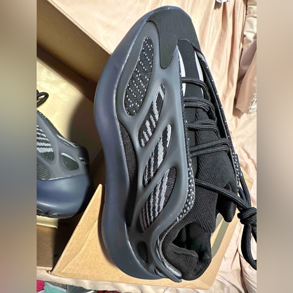 Yezzy 700 v3 black - Picture 2 of 3
